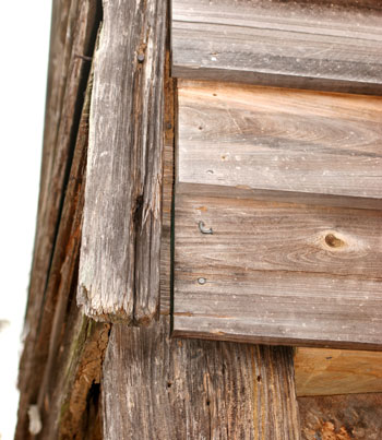 Leaning support post